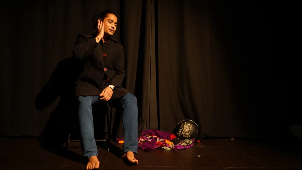 I sit in a black coat with red buttons