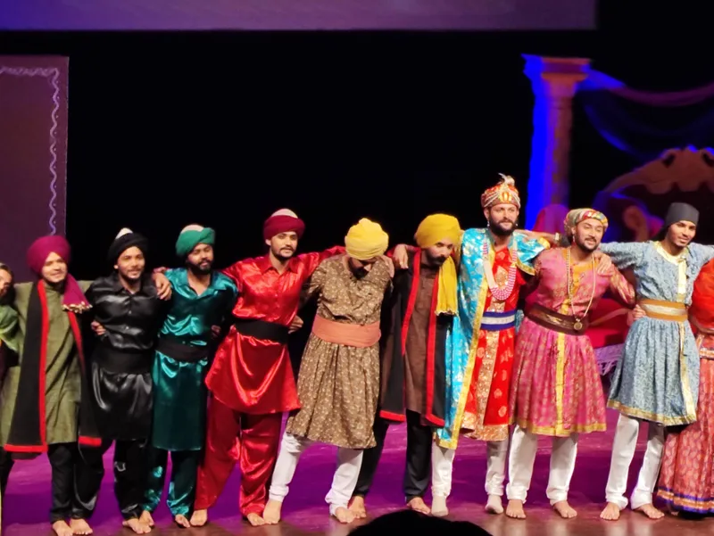Tatti Tavi Da Sach: I join the cast for the curtain call