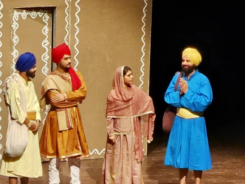 Tatti Tavi Da Sach: A dialogue scene with four performers