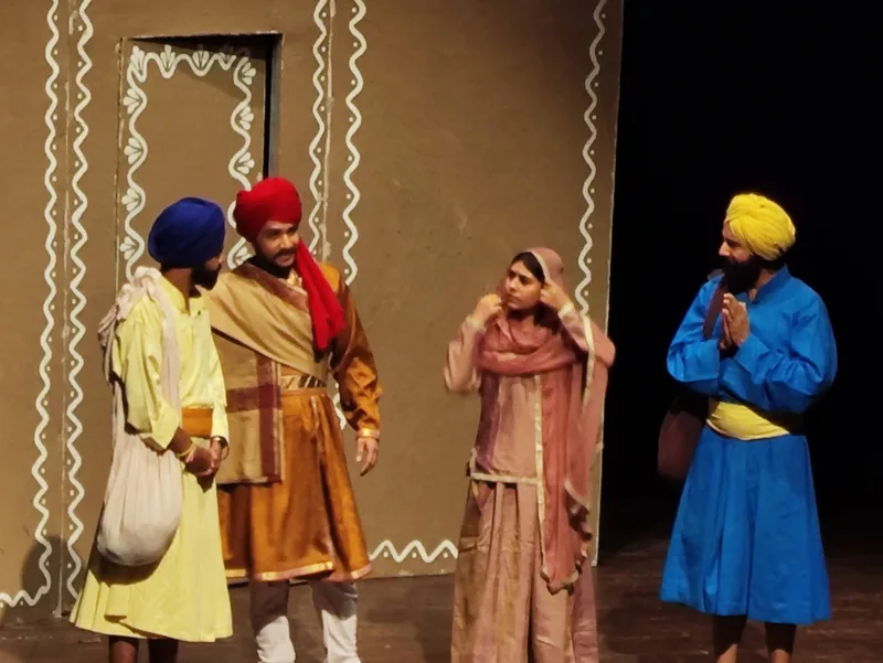 Tatti Tavi Da Sach: A closer exchange during the dialogue